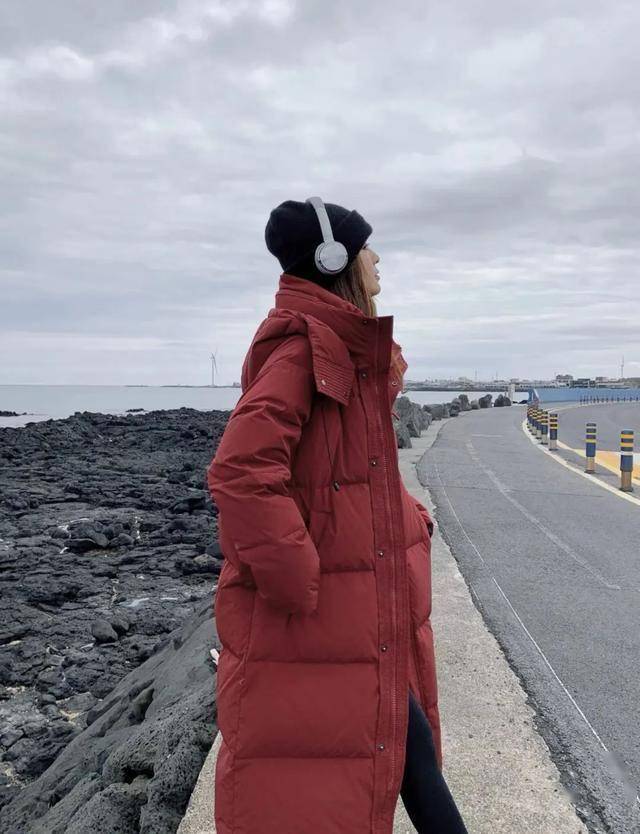 绒服穿搭指南——时尚爆棚马德里竞技携手K8红色羽(图2)